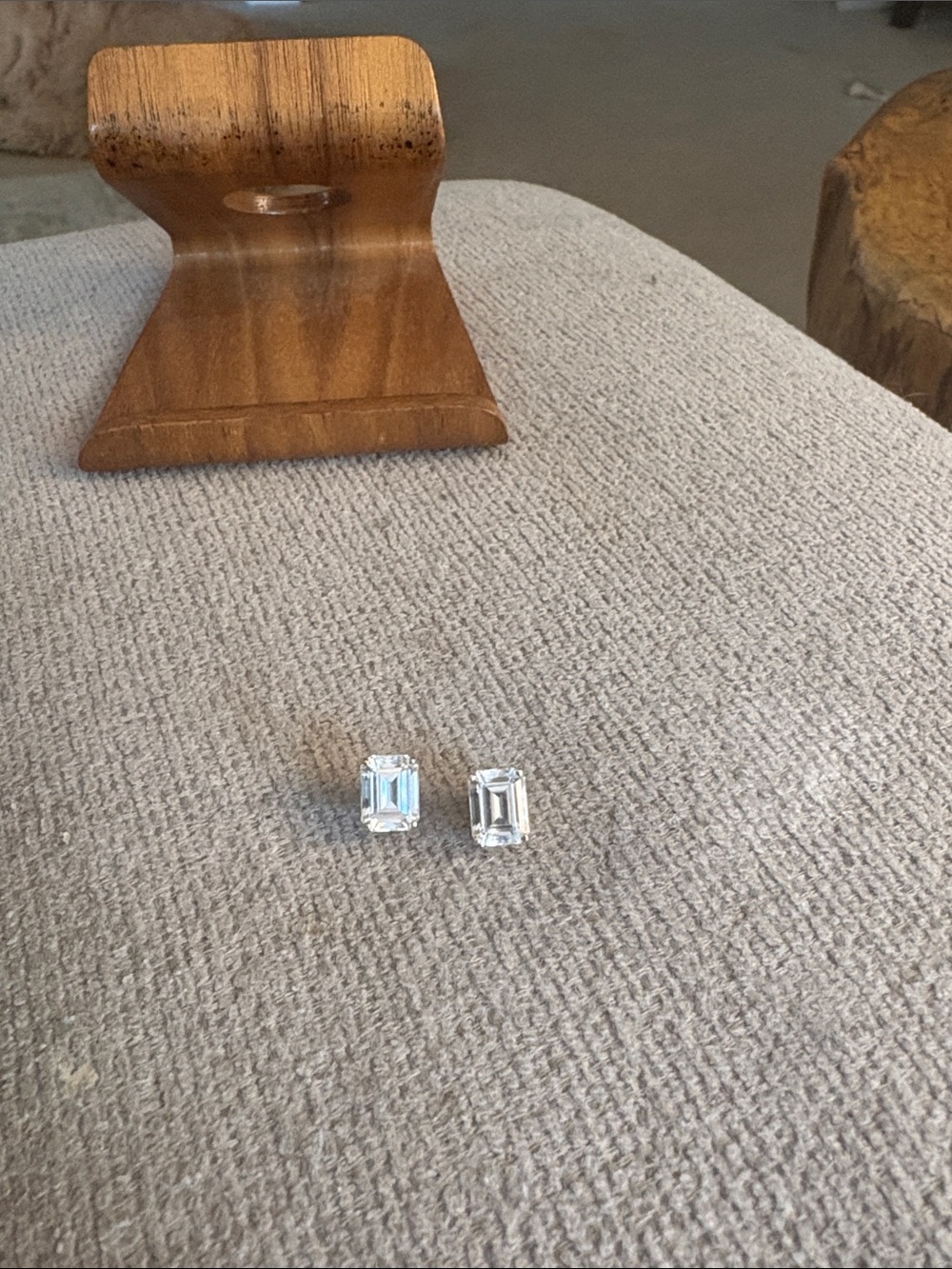 Gorgeous emerald cut earrings, forever one note, they do not have screw backs.